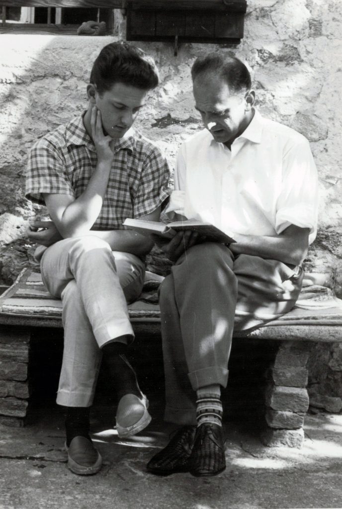 Plinio Martini a Foroglio con Alessandro e il Gattopardo (Archivio di famiglia Plinio Martini)