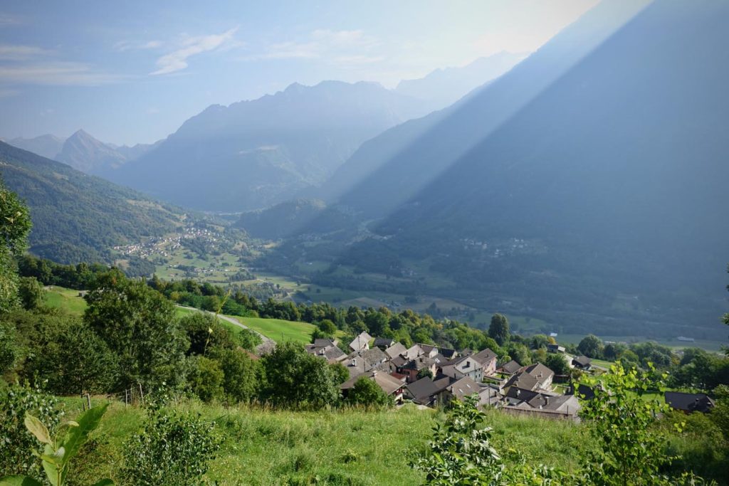 Da quassù le case  del villaggio sembrano stringersi le une alle altre (Romano Venziani)