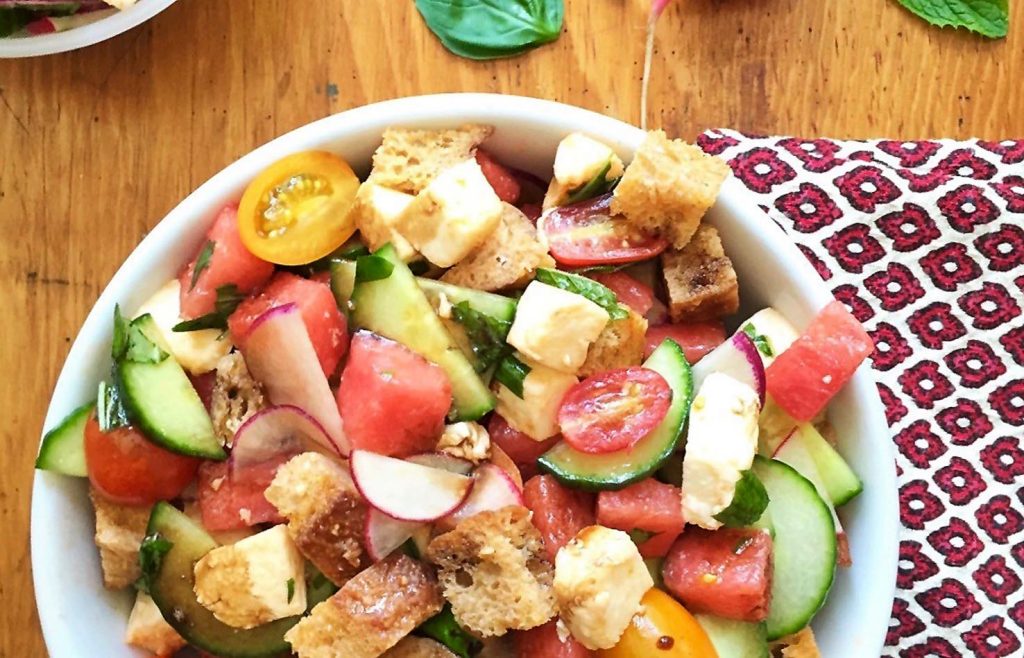 Gli ingredienti di questa insalata? Pane secco, pomodori, cipollotti e cipolle rosse, basilico, sedano e cetriolo (mealmakeovermoms)