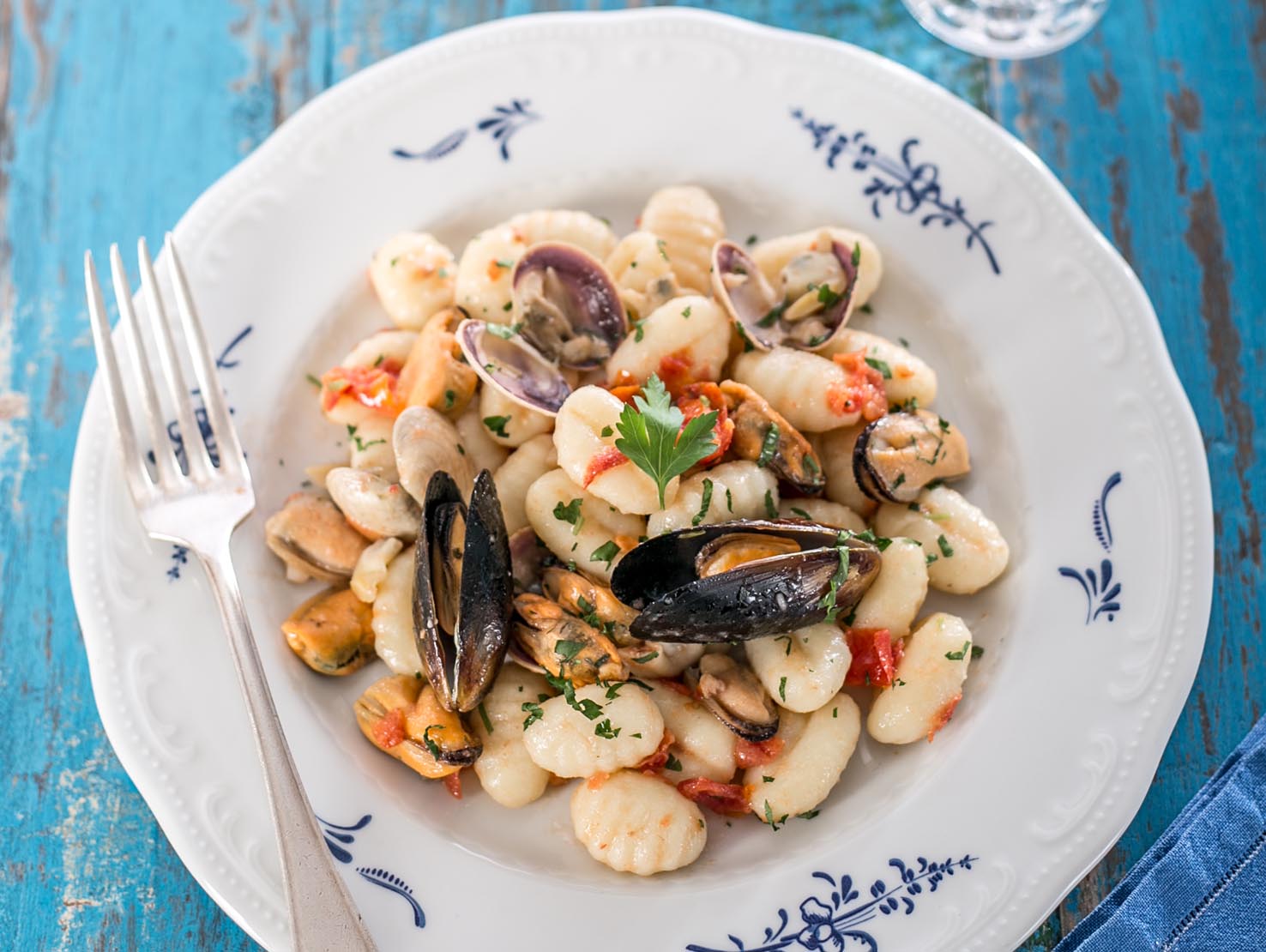Gnocchi con cozze e vongole - Azione