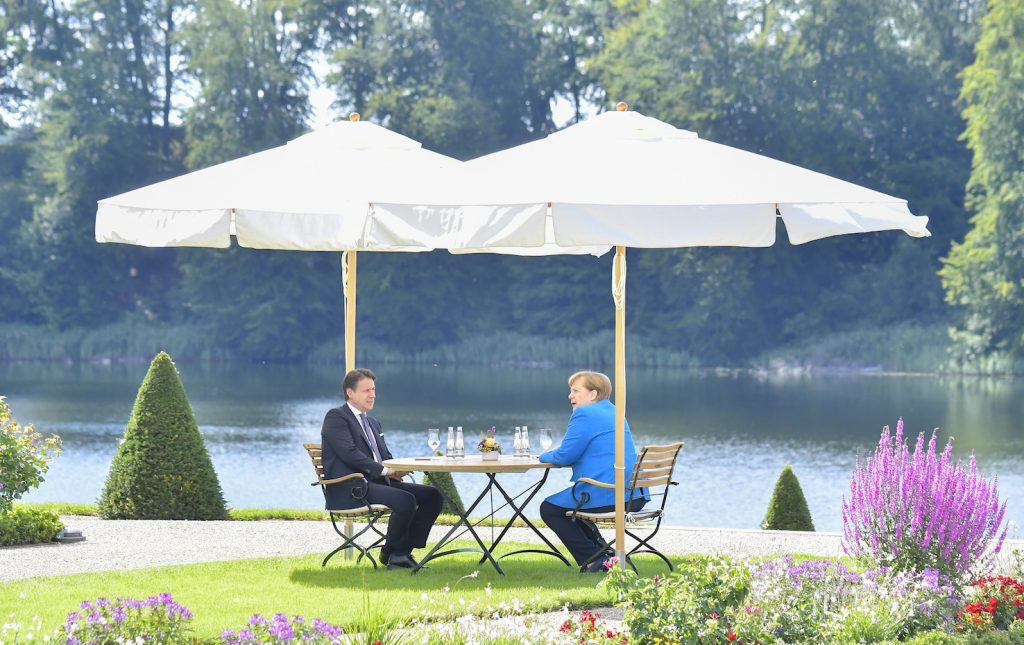 Giuseppe Conte e Angela Merkel nel castello di Meseberg, a nord di Berlino (AFP)