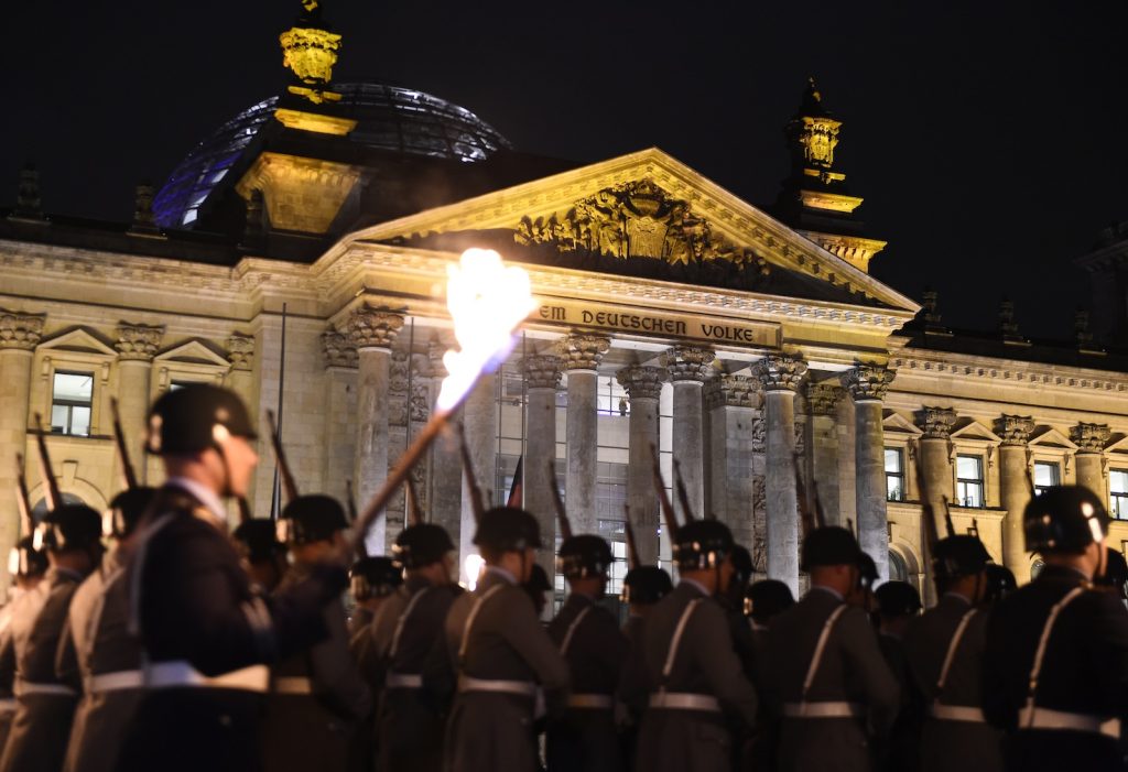 Parata militare davanti al Reichstag (AFP)