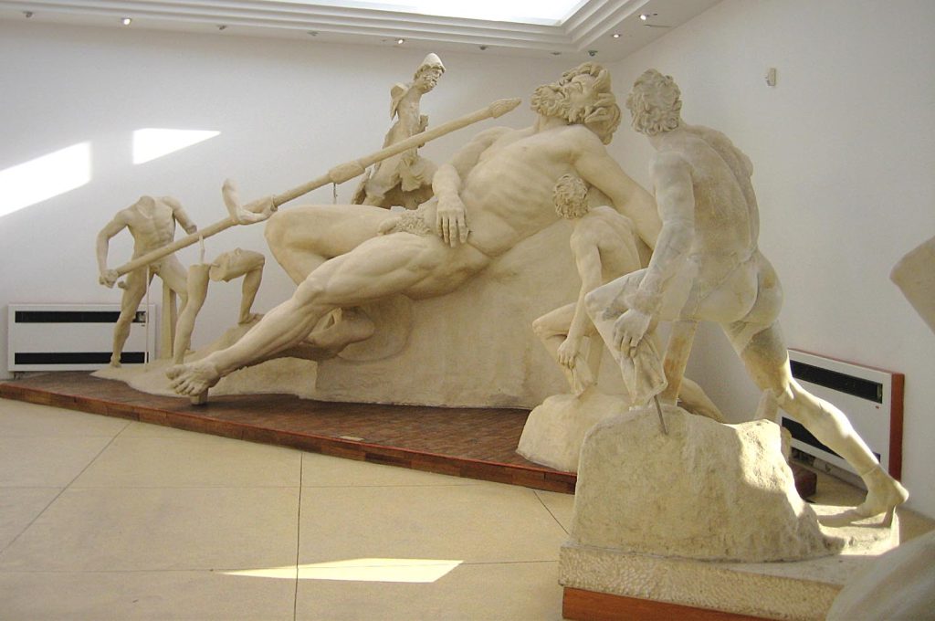Il gruppo scultoreo di Ulisse che acceca Polifemo addormentatosi dopo aver bevuto troppo vino (così è narrato nell’Odissea) è un’opera in marmo degli scultori Agesandro, Atenodoro e Polidoro, del I secolo d.C. circa ed è conservato nel Museo archeologico nazionale di Sperlonga (Steveillot)