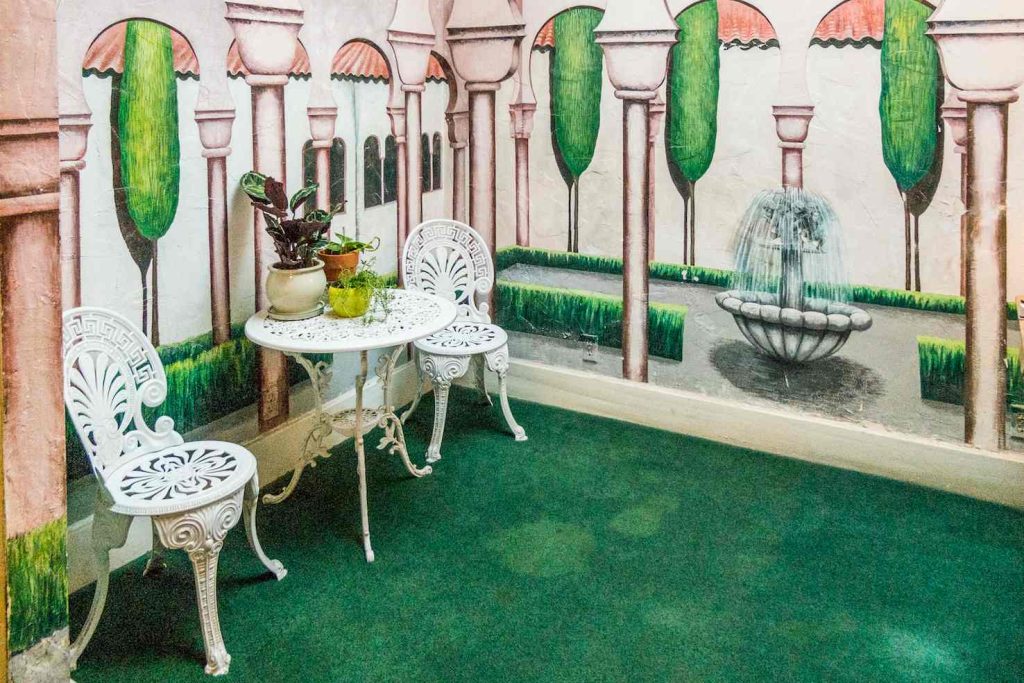 Interno dell’hotel: murales in una delle sale