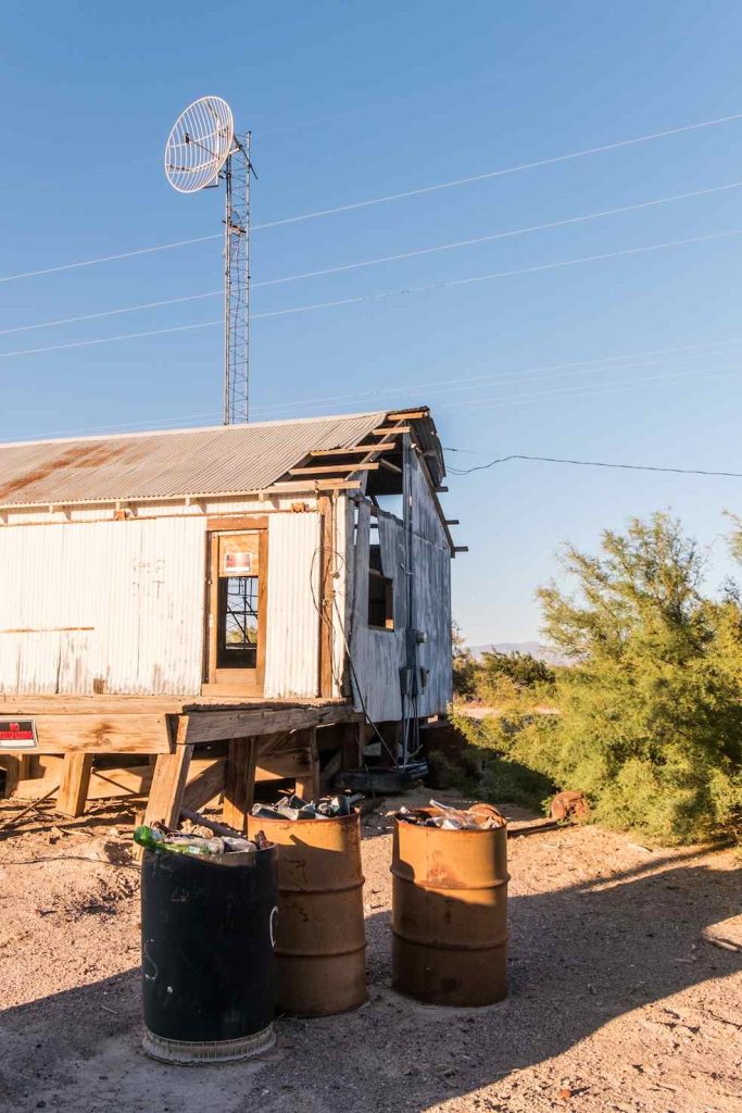 All’esterno dell’hotel, alcuni edifici di proprietà della Pacific Coast Borax Company