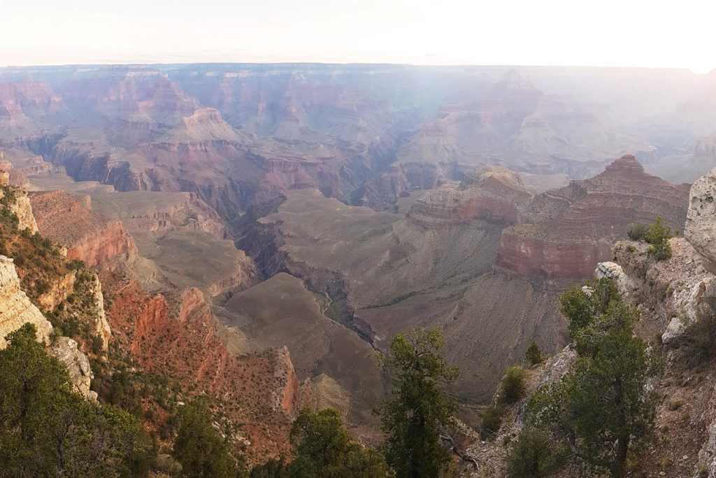 Il Kaibab Limestone scende fino alla base delle falesie dove il terreno inizia a degradarsi
