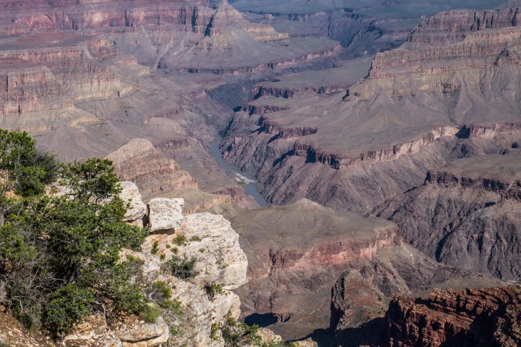 In lontananza, il fiume Colorado taglia il canyon in due