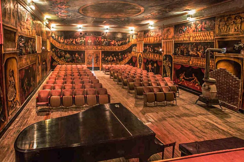 L’interno del teatro con il pubblico dipinto sulle pareti dalla proprietaria