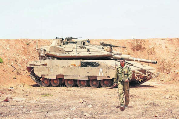 Un soldato israeliano sorveglia il confine con il Libano (AFP)