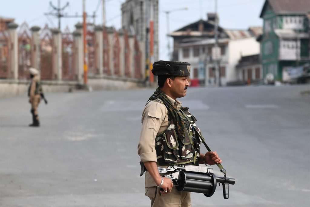 Un soldato indiano presidia le strade di Srinagar, principale città del Kashmir indiano, epicentro delle proteste anti-Delhi (AFP)