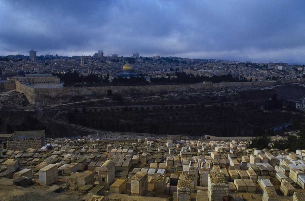 Vista del Monte degli Ulivi, il cimitero ebraico, nel retro la Città Vecchia con la Cupola della Roccia e Gerusalemme occidentale