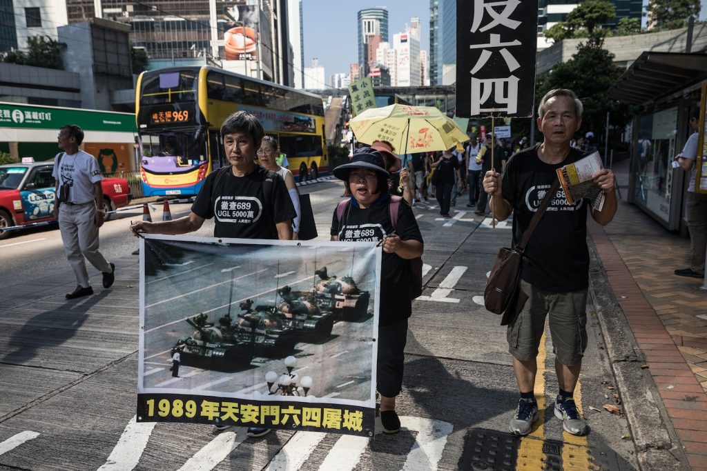 Manifestanti a Hong Kong commemorano le vittime  del massacro di Tienanmen (AFP)