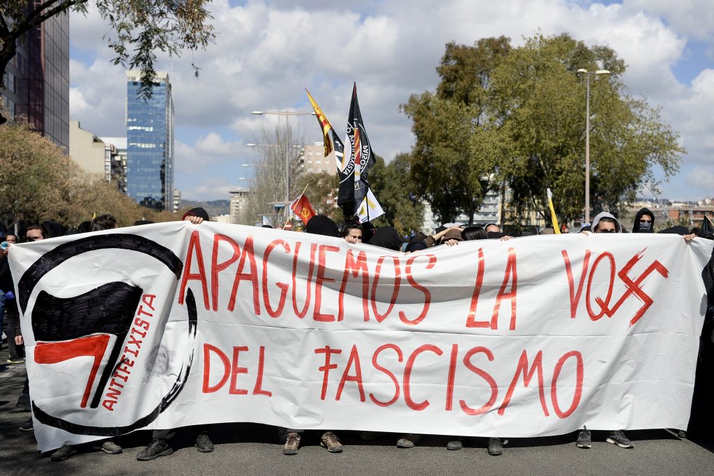 «Spegniamo la “voce” del fascismo»: protesta contro Vox a Barcellona (AFP)