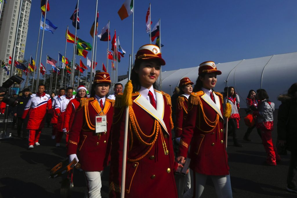 Parata delle cheerleaders nordcoreane al Villaggio olimpico (AFP)