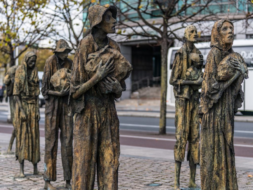 Il Famine Memorial sulla banchina del Custom House di Dublino dello scultore dublinese Rowan Gillespie (Keystone)