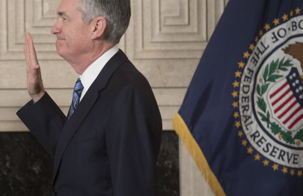 Jerome Powell giura prima di insediarsi alla guida della Federal Reserve al posto di Janet Yellen (AFP)