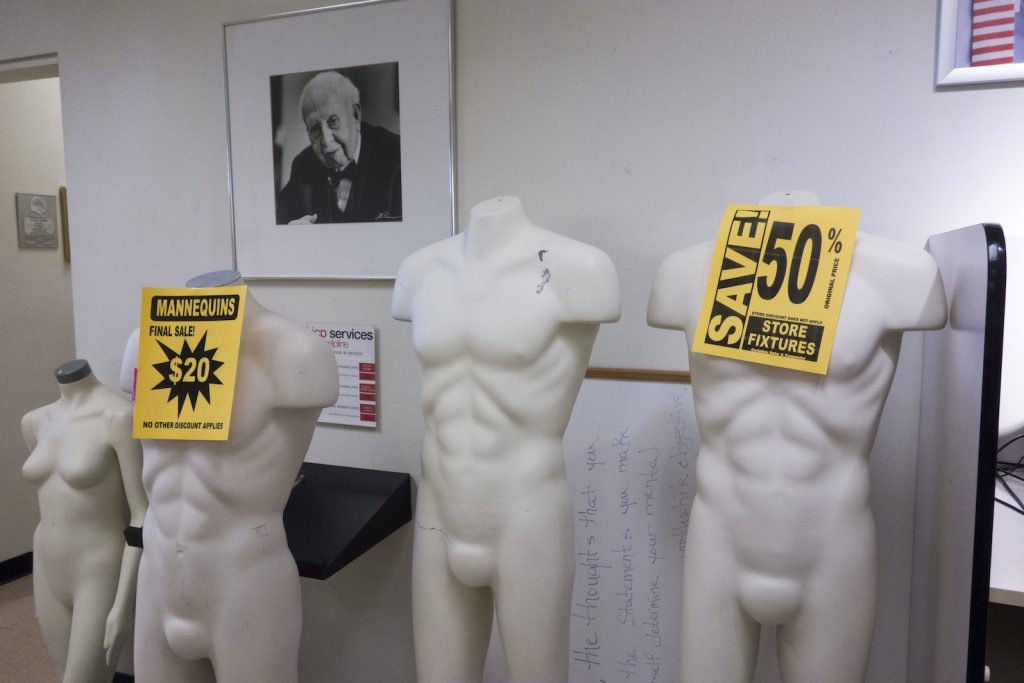 Manichini in vendita allo store di JC Penny, illustre vittima dell’esplosione del commercio online (AFP)