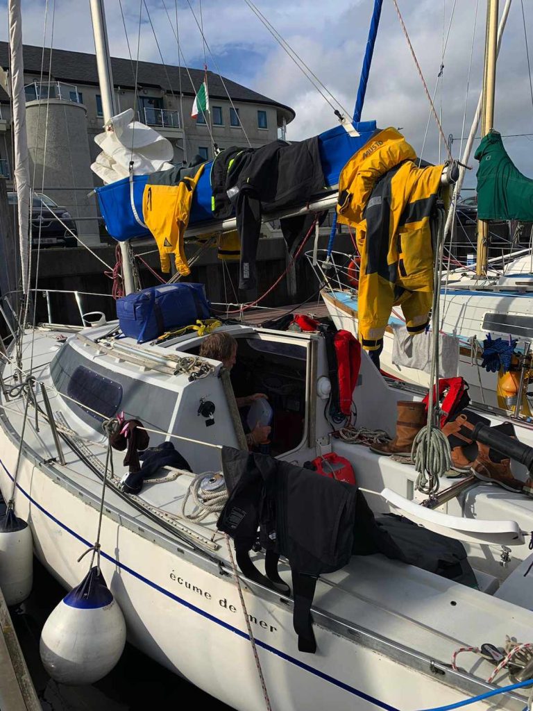 I vestiti distesi ad asciutare nel porto di Arklow