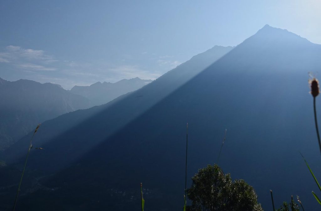 Di fronte a noi la Cima di Gana Bianca e la piramide del Simano (Romano Venziani)