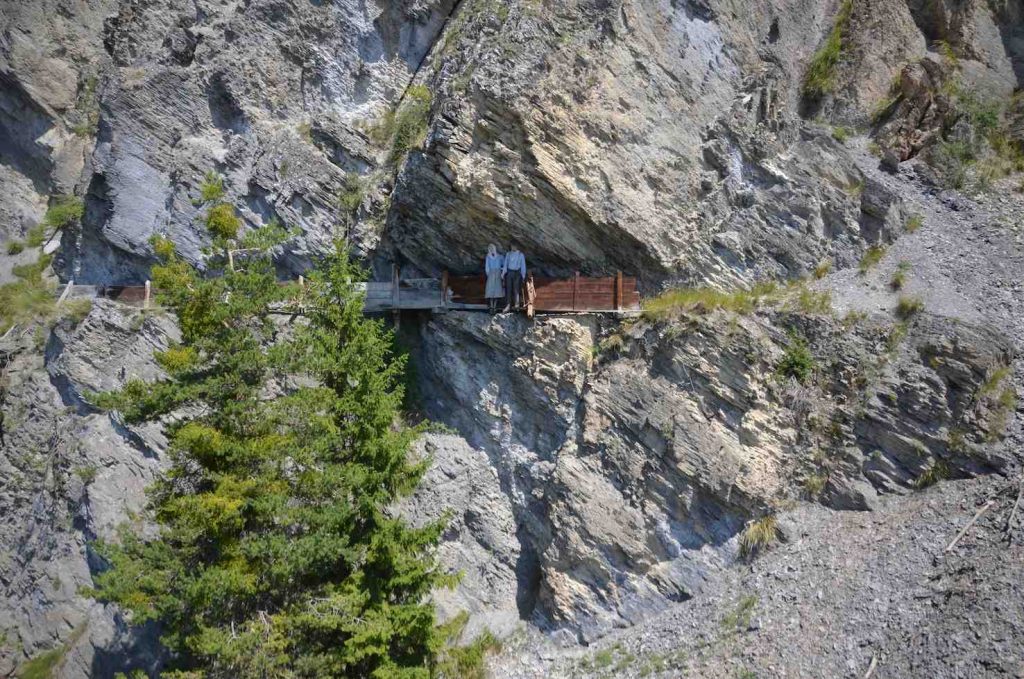 I manichini rendono l'idea della pericolosità di chi costruiva o riparava il bisse