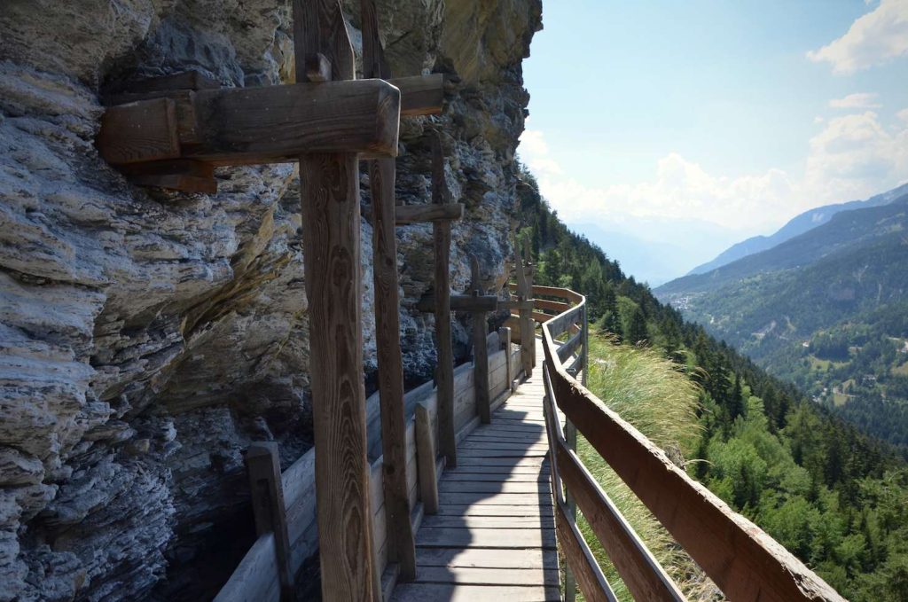 Il canale ancorato alla roccia con a fianco la passerella per i visitatori