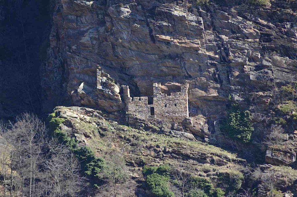 Sull’altro lato della valle, la casa dei pagani di Dongio