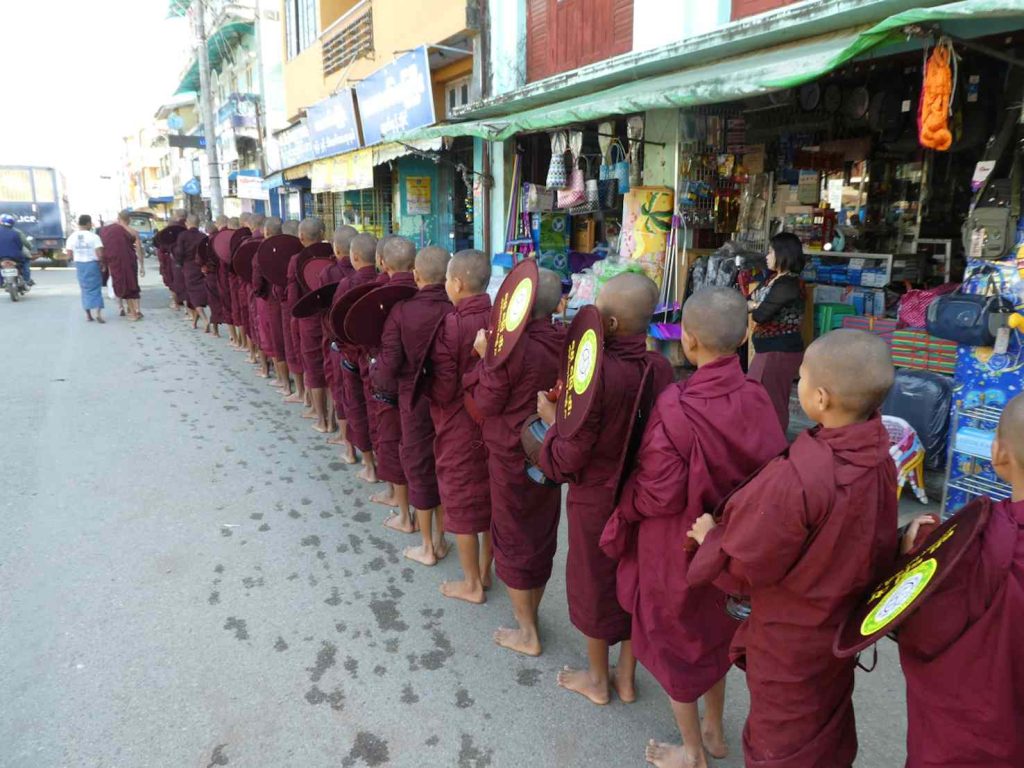 Piccoli novizi alla raccolta mattutina delle offerte per le vie di Sittwe (Massimo Morello)