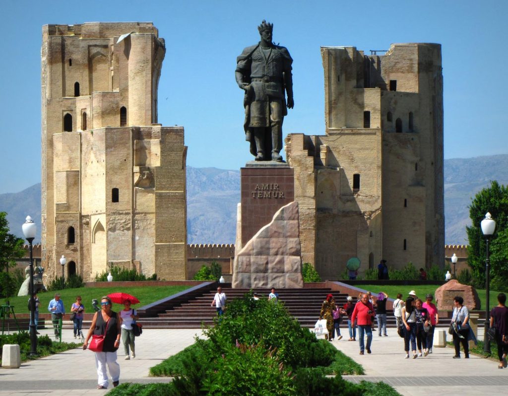 La statua di Amir Timur a Shahrisabz, sullo sfondo il Palazzo bianco