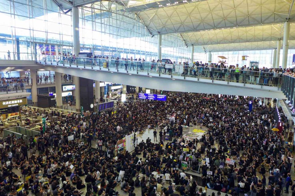 Aeroporto di Hong Kong durante un sit-in; 166 milioni sono stati i cinesi in viaggio nel 2019 (Wpcpey)