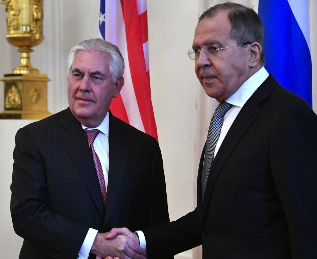 Quattro ore di colloqui tra i responsabili delle rispettive diplomazie Rex Tillerson (a sinistra) e Sergei Lavrov (AFP)