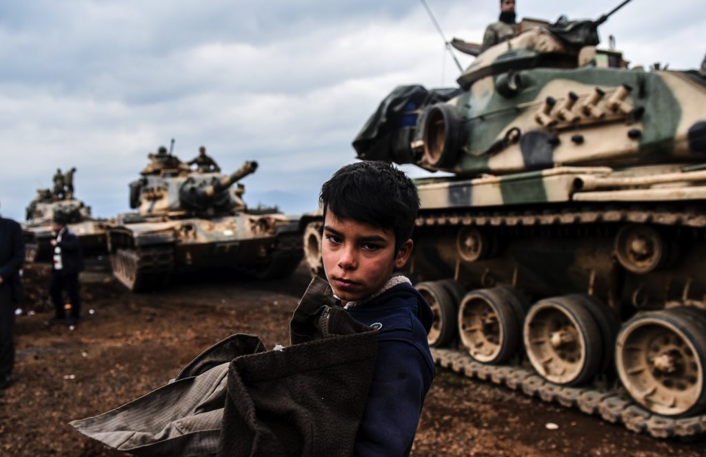 Truppe turche ad Hasse, in Turchia, pronte a raggiungere Afrin, in Siria per l'operazione militare avviata il 20 gennaio (AFP)