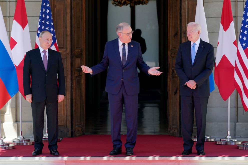 Saluto tra presidenti in occasione del recente incontro a Ginevra (Keystone)