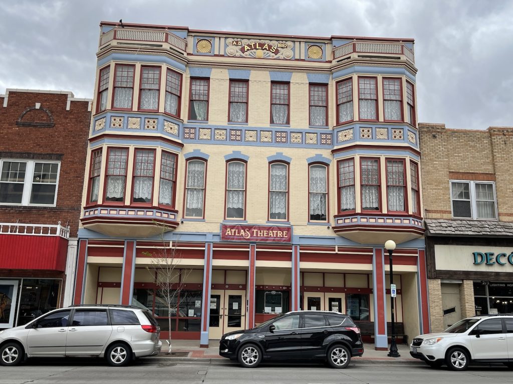L’Atlas Theatre, il palazzo al 211 W di Lincolnway a Cheyenne, costruito nel 1887. È uno dei luoghi in cui sono avvenuti più avvistamenti di fantasmi