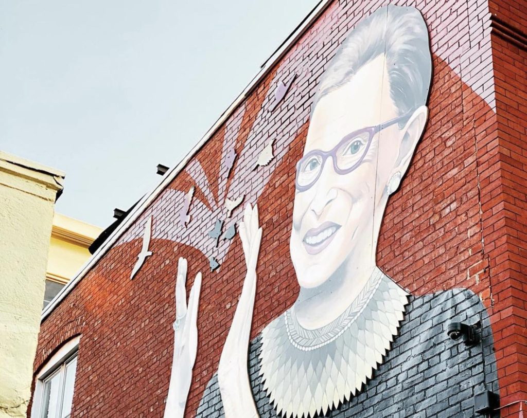Murale dedicato alla compianta giudice della Corte Suprema, Ruth Bader Ginsburg dell’artisa Rose Jaffe