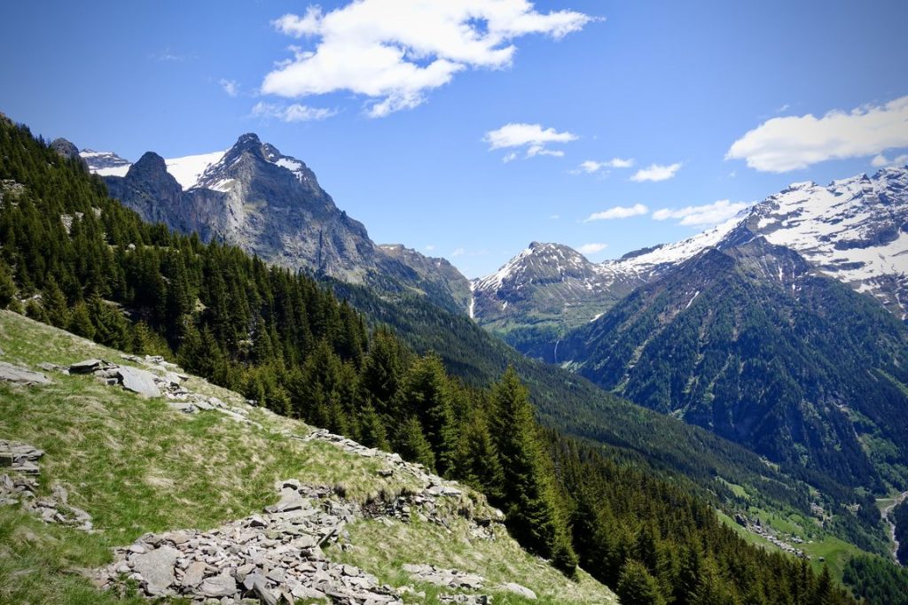 Panorama da Biasagn con il passo Giumela