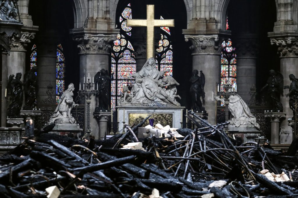 L’incendio divampato nel cantiere sul tetto ha devastato l’intera navata centrale della chiesa e fatto crollare la guglia (AFP)