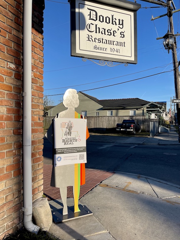 L’insegna del Dooky Chase’s Restaurant, la locanda di Tremé che dal 1941 propone cucina creola, in cui si fondono i sapori europei, africani, caraibici e ispanici