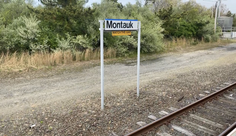 La fermata della linea ferroviaria che collega New York a Montauk. I newyorkesi chiamano «The End», la fine della corsa nel punto più estremo di Long Island
