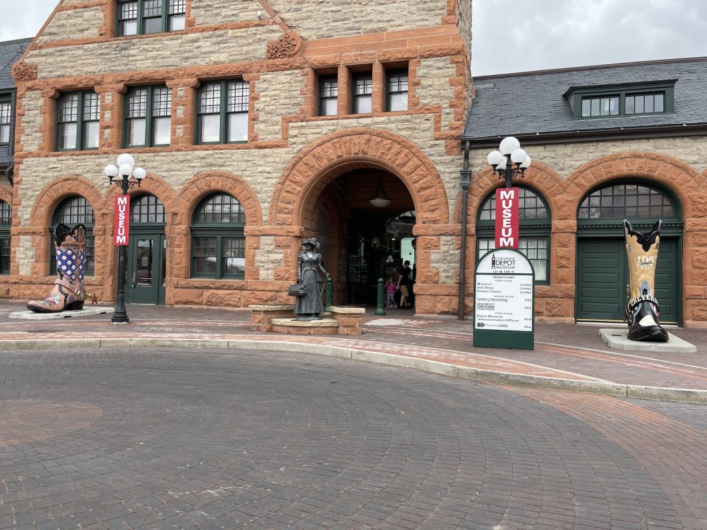 Uno scorcio di Fort Laramie con una ricostruzione realistica di un tipi, la celebre tenda utilizzata dai nativi