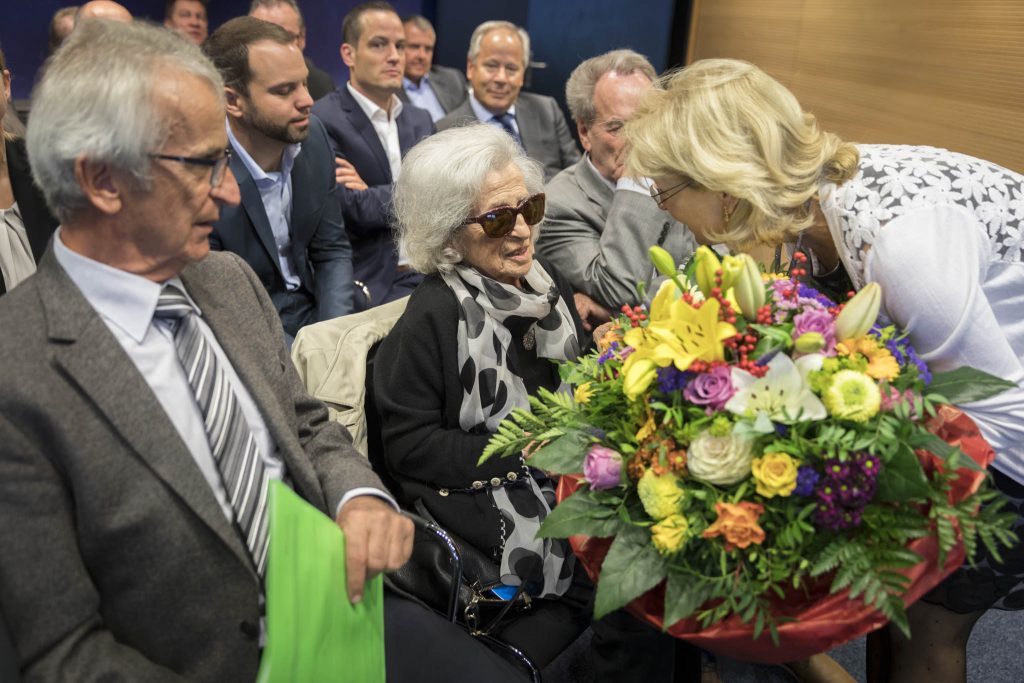 La presidente Ursula Nold omaggia con un mazzo di fiori Charlotte Hug (S. Novacki)