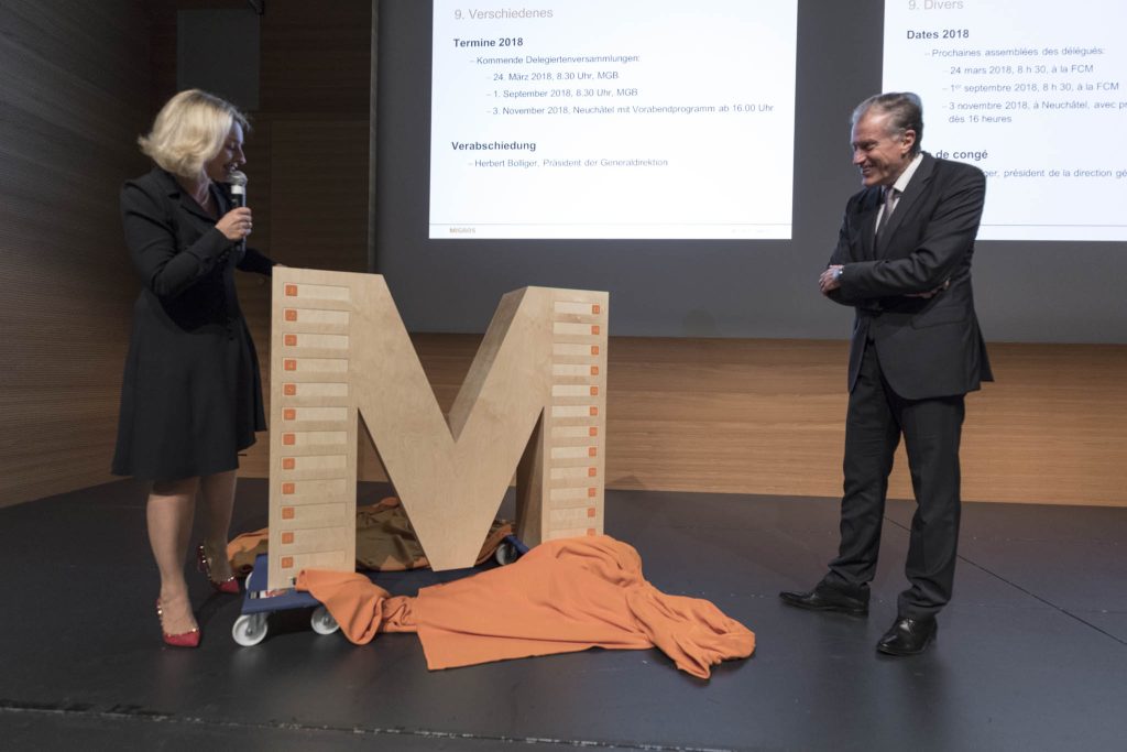 Ursula Nold consegna al direttore generale della FCM Herbert Bolliger un regalo d'addio da parte dell'Assemblea dei delegati (S. Novacki)