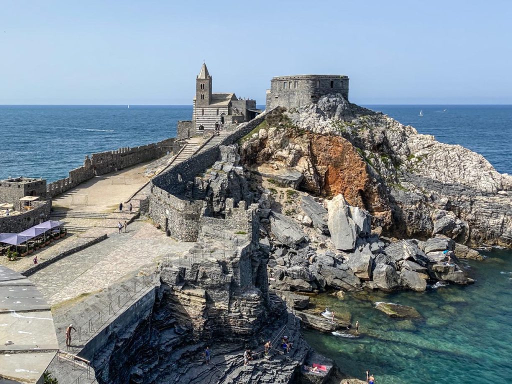 Portovenere, vista sulla chiesa di San Pietro, il “cristiano tempio”decantato da Montale