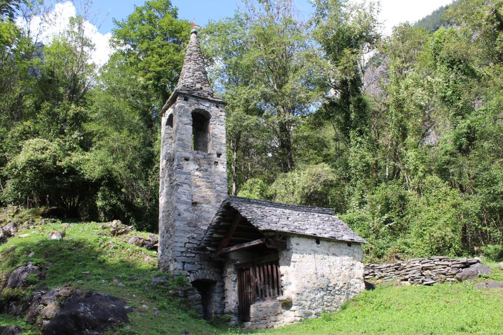 Il campanile, sopraelevato nel 1638 come indica la data incisa, è di certo più antico dato che le sue travi risalgono al 1345 e al 1412