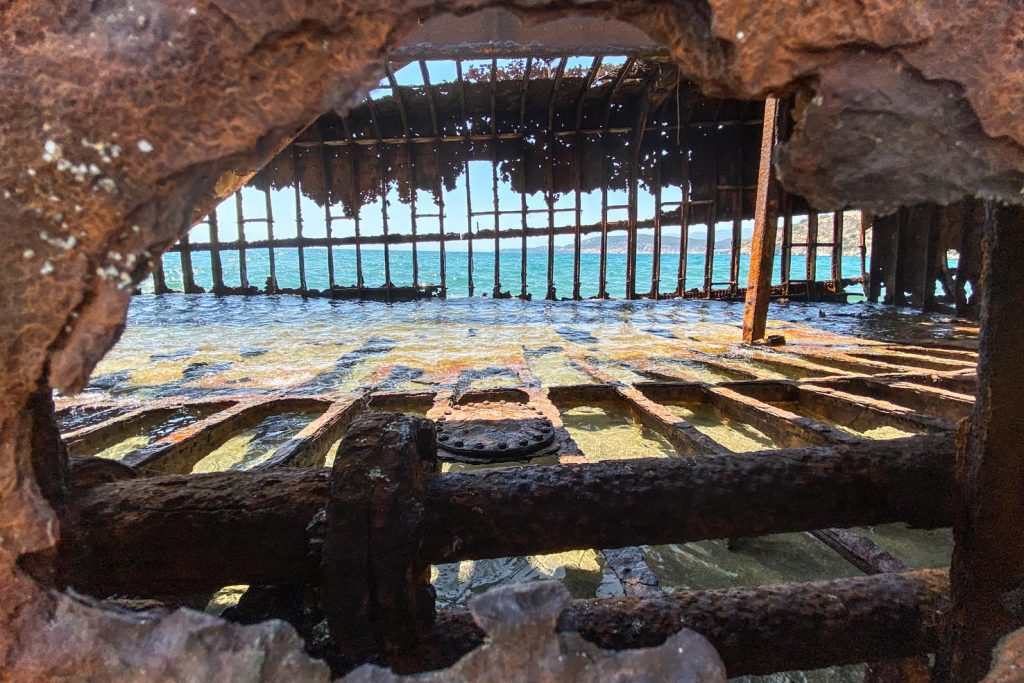 Gythio, spiaggia di Valtaki, interno del relitto della nave Dimitrios