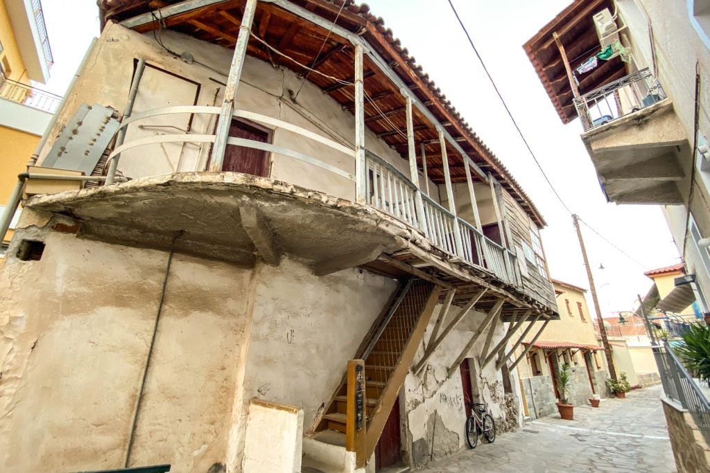 Gythio, il balcone di una casa abbandonata