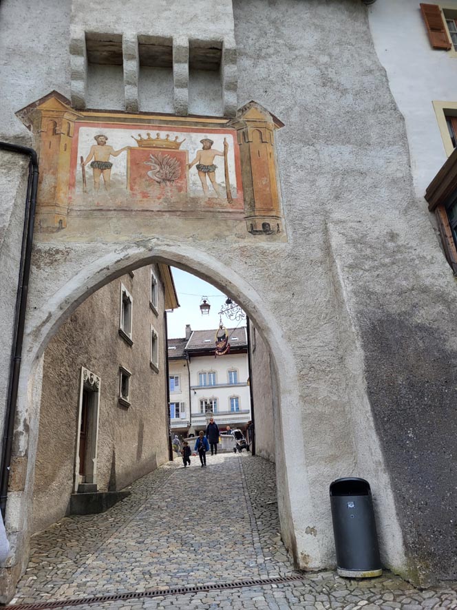 La porta oltre la quale si accede al borgo medievale