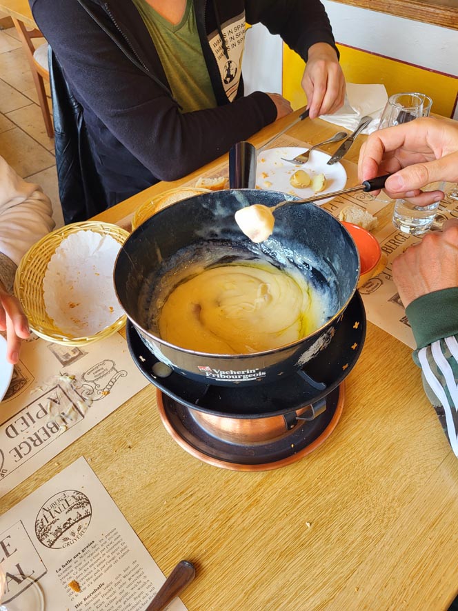 La fondue è il piatto tipico di questo villaggio