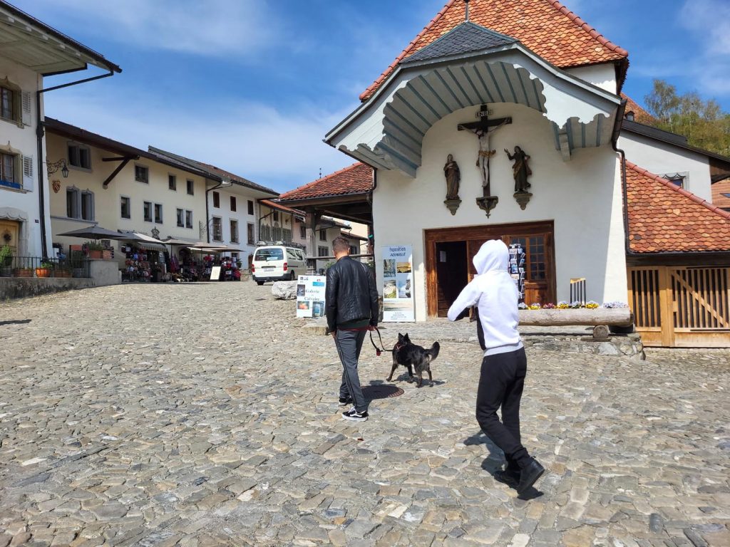 La piazzetta leggermente in salita, all’interno del borgo storico