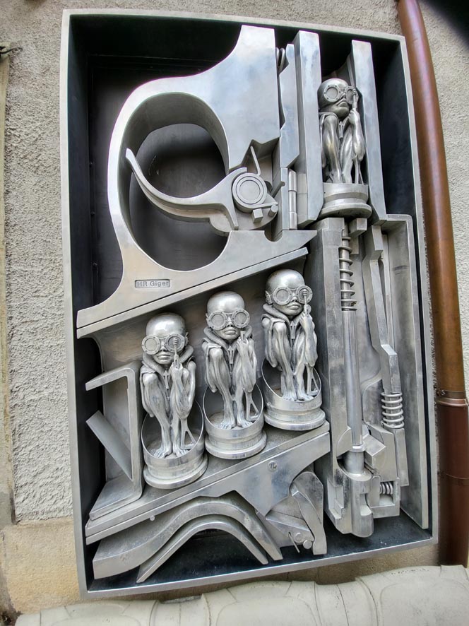 L'opera «Birth Machine», situata all’esterno del museo (1993)