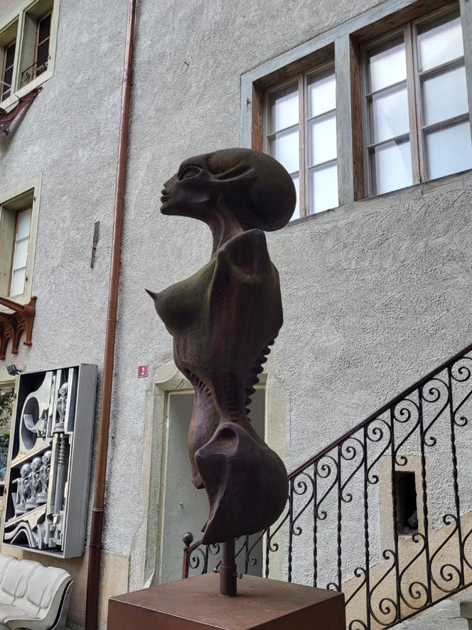 Scultura surrealista di una donna aliena